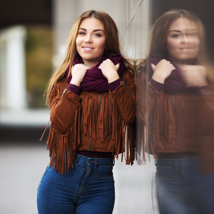 strapce, ako nosiť strapce, ako kombinovať strapce, strapce v outfite, bunda so strapcami,kožená bunda so strapcami